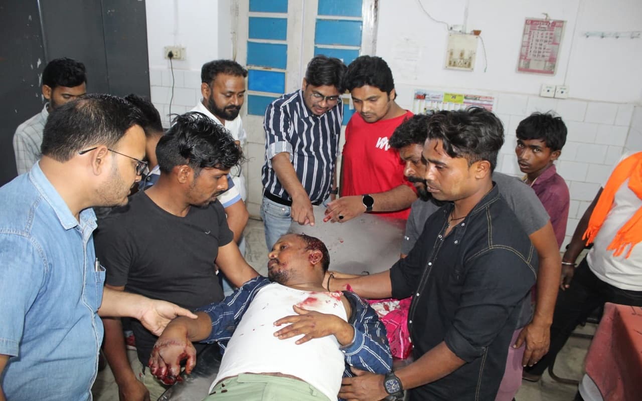 झारखंड: तगादा कर लौट रहा था फल व्यवसायी, बाइक सवार अपराधियों ने मारपीट कर लूट लिए 7 लाख रुपये झारखंड: तगादा कर लौट रहा था फल व्यवसायी, बाइक सवार अपराधियों ने मारपीट कर लूट लिए 7 लाख रुपये