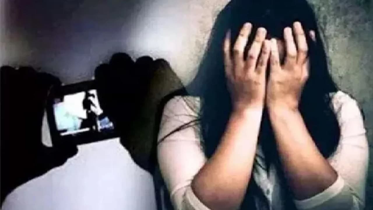 बिहार: भागलपुर में अश्लील वीडियो पोस्ट कर मां व नाबालिग बच्ची को मनचला कर रहा परेशान, शिकायत दर्ज