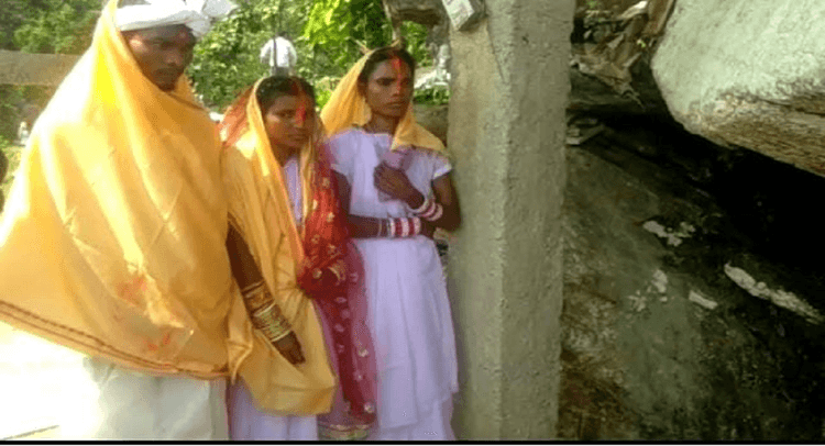 Jharkhand News : झारखंड में अनोखी शादी, अपने बच्चों की मौजूदगी में एक युवक ने दो युवतियों से किया विवाह