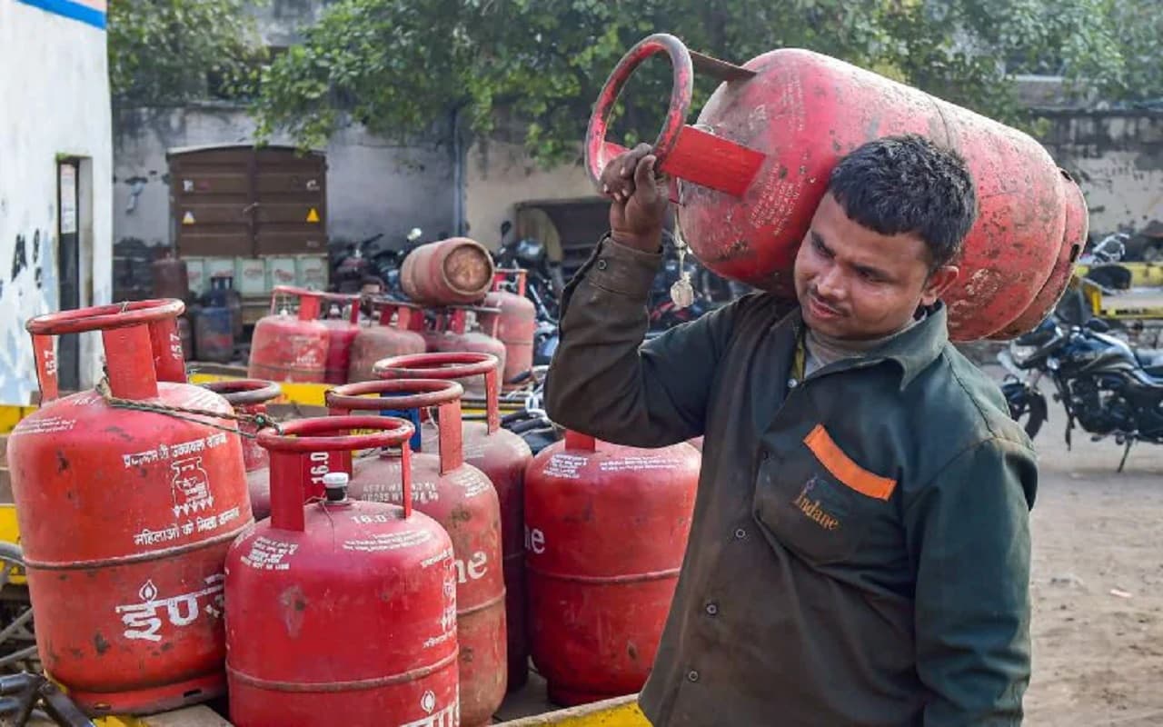 LPG Price : सावन के पहले दिन आम आदमी की जेब पर झटका, एलपीजी गैस सिलेंडर की कीमतों में हुई बढ़ोतरी