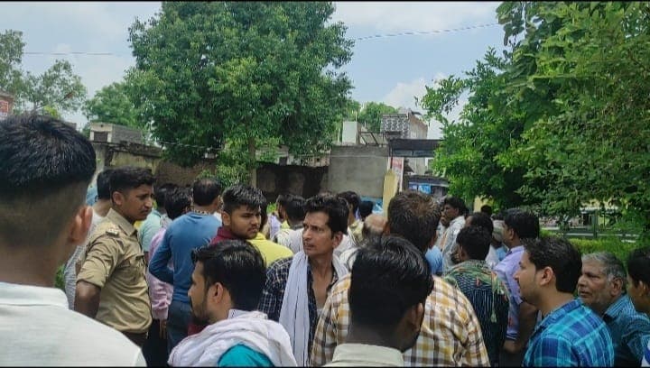 Agra News: ताज नगरी में व्यापारी और पत्नी की हत्या, कमरे में मिले खून से सने शव, जांच में जुटी पुलिस Agra News: ताज नगरी में व्यापारी और पत्नी की हत्या, कमरे में मिले खून से सने शव, जांच में जुटी पुलिस