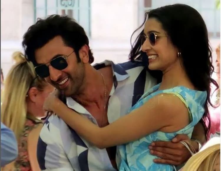 श्रद्धा कपूर को गोद में उठाकर रोमांस करते दिखे रणबीर कपूर, लव रंजन फिल्म के सेट से फोटोज LEAK