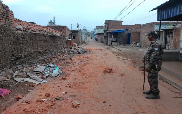 धनबाद में दो पक्षों के बीच हिंसक झड़प के बाद इलाके में पसरा सन्नाटा, पुलिस ने अब तक 34 लोगों को किया गिरफ्तार