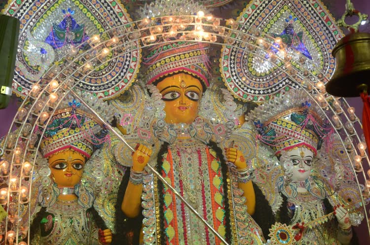 PHOTOS: भागलपुर में 15 दुर्गा मूर्तियों का दर्शन किजिए, पूजा पंडालों में पट खुलते ही पहली झलक आयी सामने...