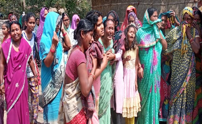 कुत्ते के बच्चे पर वर्चस्व को लेकर भिड़े दो गुट, एक की मौत, आठ लोग घायल