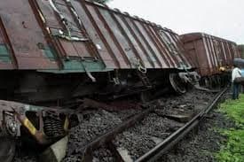 IRCTC/Indian Railways : झारखंड में बिना ड्राइवर के विपरीत दिशा में दौड़ने लगी ट्रेन, चार डिब्बे बेपटरी, बड़ा हादसा टला IRCTC/Indian Railways : झारखंड में बिना ड्राइवर के विपरीत दिशा में दौड़ने लगी ट्रेन, चार डिब्बे बेपटरी, बड़ा हादसा टला