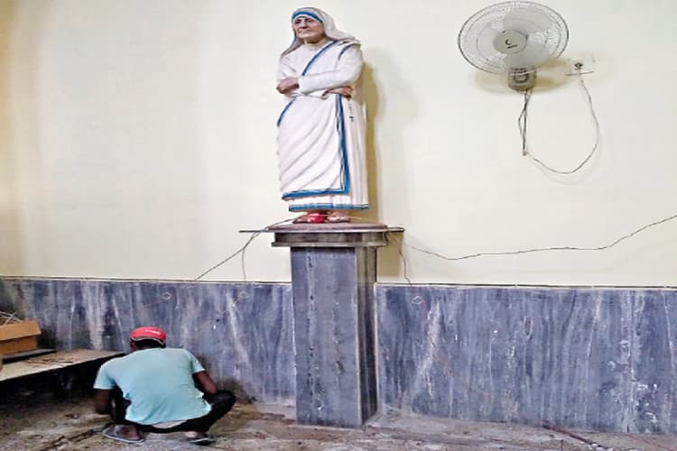 रांची : मदर टेरेसा की प्रतिमा के सामने तेलेस्फोर पी टोप्पो ने अपने लिए बनवायी थी कब्र