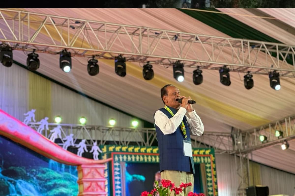 PHOTOS: झारखंड आदिवासी महोत्सव में गीत-नृत्य ने बांधा समां, पद्म श्री मधु मंसूरी हंसमुख के गीतों पर झूमे दर्शक