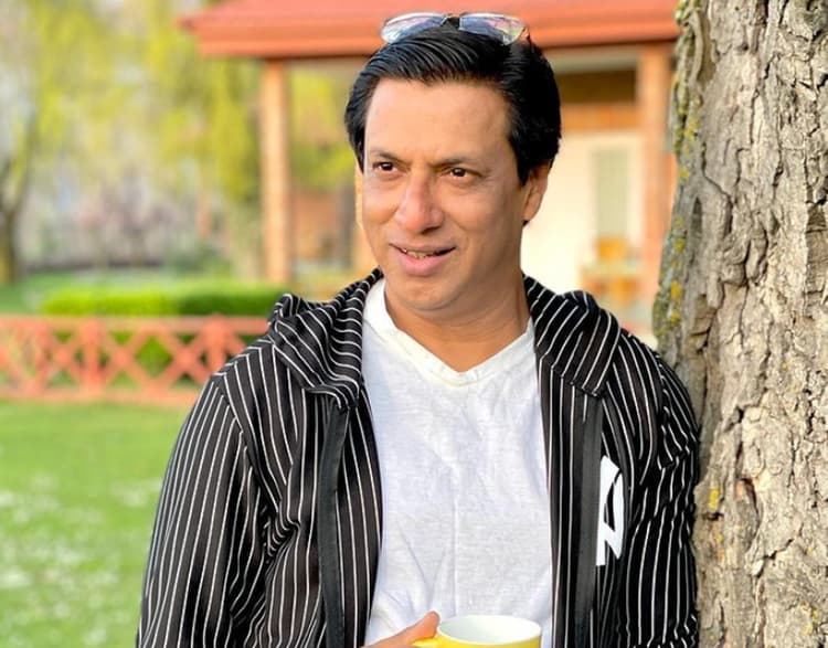 फिल्ममेकर मधुर भंडारकर हुए कोविड पॉजिटिव, ट्वीट कर कहा - वैक्सीन लेने के बाद भी कोरोना...