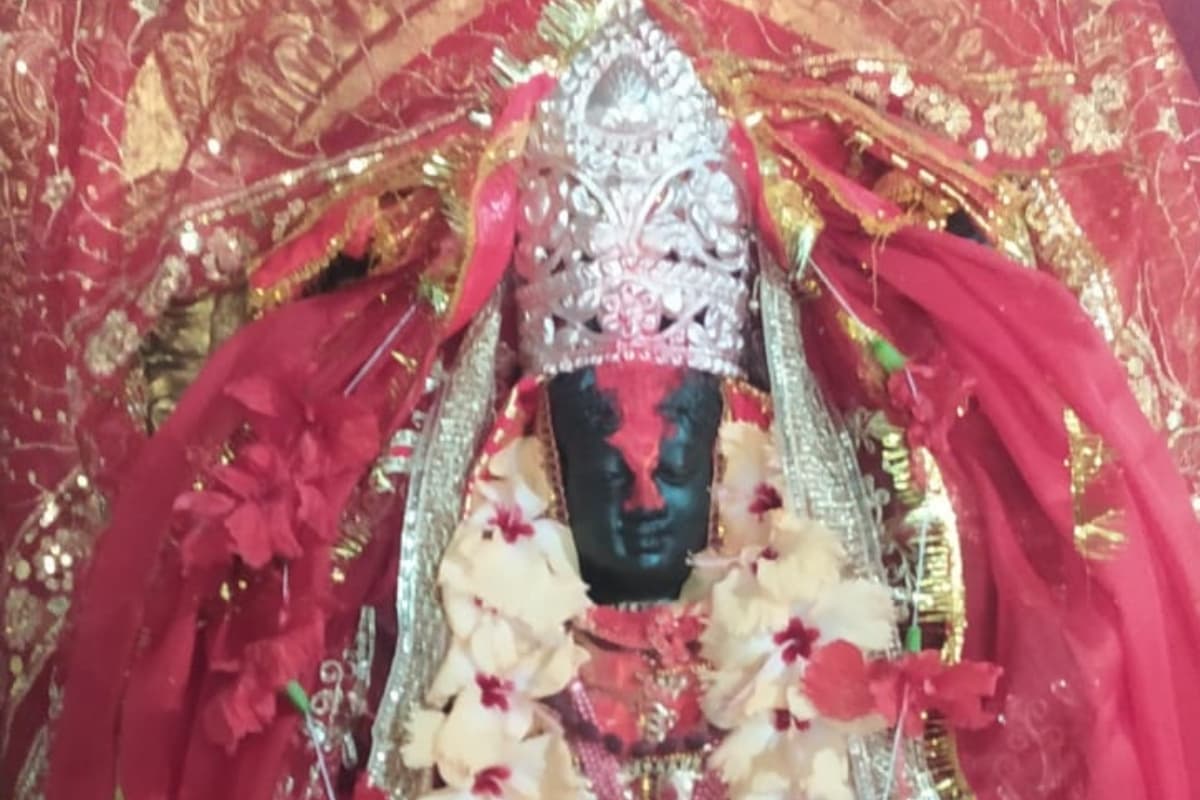 PHOTOS: 1200 साल पुराने महामाया मंदिर में मां के आसन पर फूल चढ़ाते ही मन्नतें हो जाती हैं पूरी
