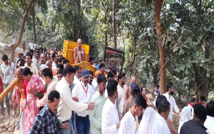 Mahaparana Mahotsav: आचार्य प्रसन्न सागर महाराज ने पारसनाथ पर्वत पर किया महापारणा, ढोल-नगाड़े के साथ हुआ स्वागत