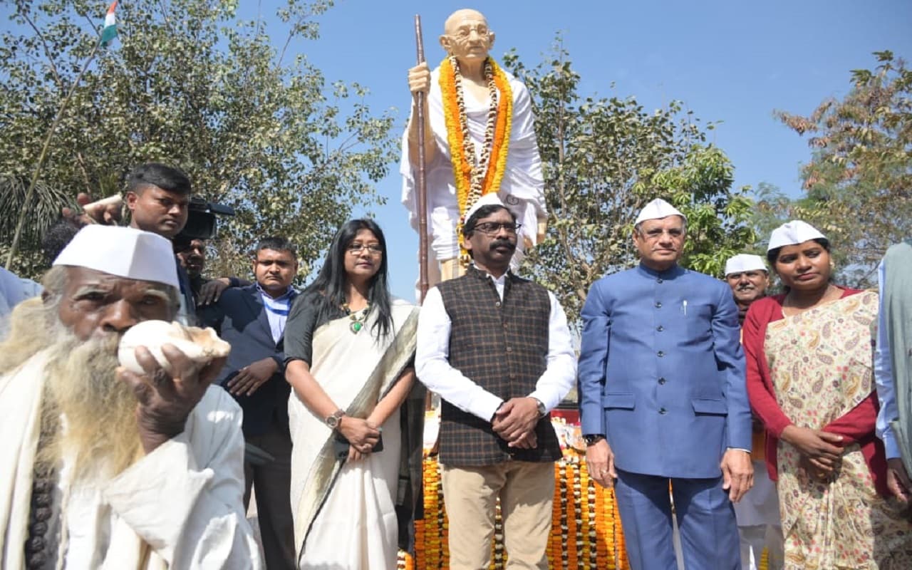 महात्मा गांधी की पुण्यतिथि:राज्यपाल रमेश बैस व सीएम हेमंत सोरेन ने रांची में चलाया चरखा, बापू को ऐसे किया याद