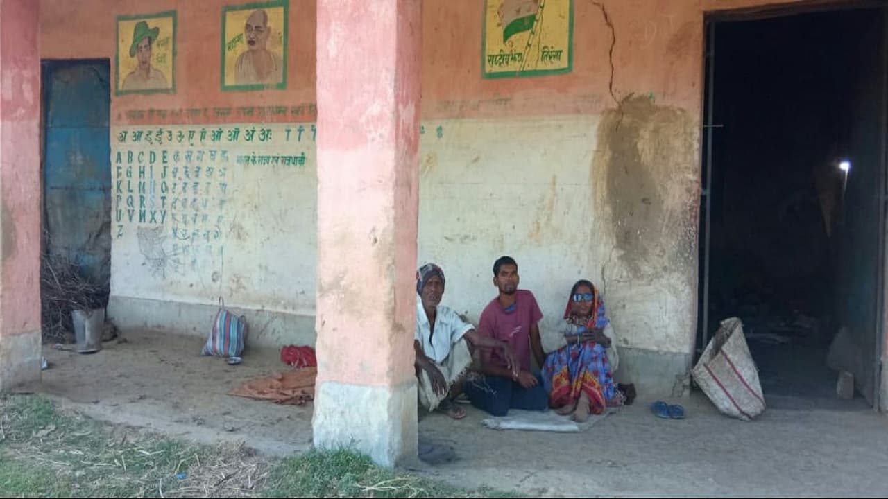 झारखंड के इस आदिम जनजाति बिरहोर परिवार के पास न रहने को घर, न खाने को भोजन, ग्रेजुएट बेटे का छलका दर्द झारखंड के इस आदिम जनजाति बिरहोर परिवार के पास न रहने को घर, न खाने को भोजन, ग्रेजुएट बेटे का छलका दर्द