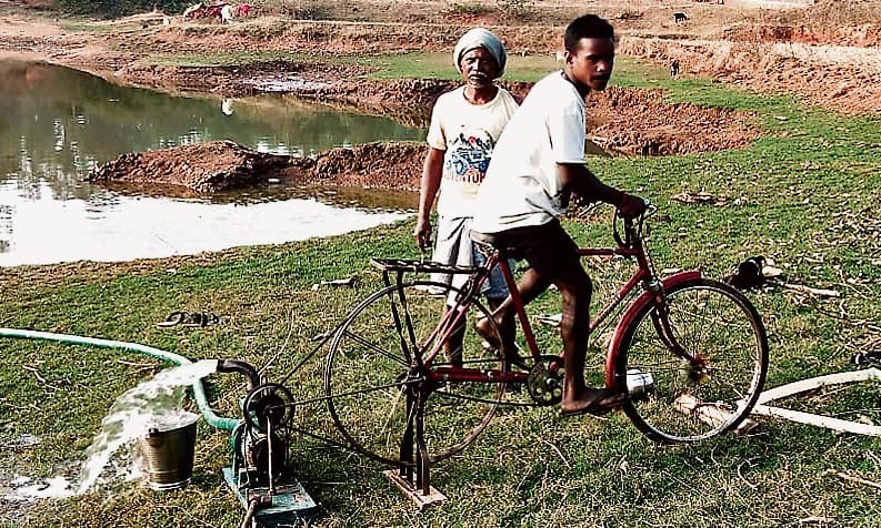 टुल्लू पंप हुआ खराब तो पांचवीं पास महेश ने बना डाली देशी जुगाड़ से सिंचाई मशीन, नहीं होती है बिजली जरुरत
