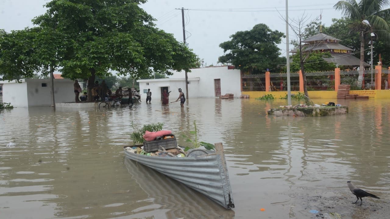 PHOTOS: बिहार के भागलपुर में गंगा उफनाई तो जलमग्न हुए कई इलाके, सड़कों के ऊपर बह रहा पानी, देखिए तस्वीरें..