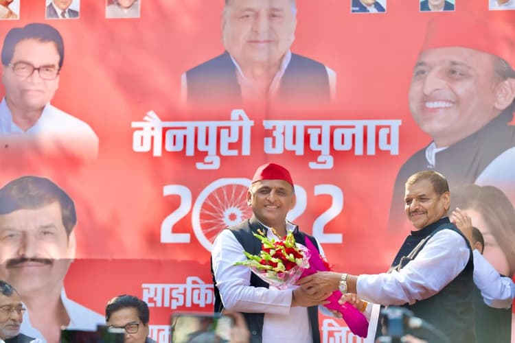 Mainpuri By-Election: मैनपुरी में एक मंच पर आये अखिलेश यादव-शिवपाल यादव, अखिलेश ने छुए चाचा के पैर