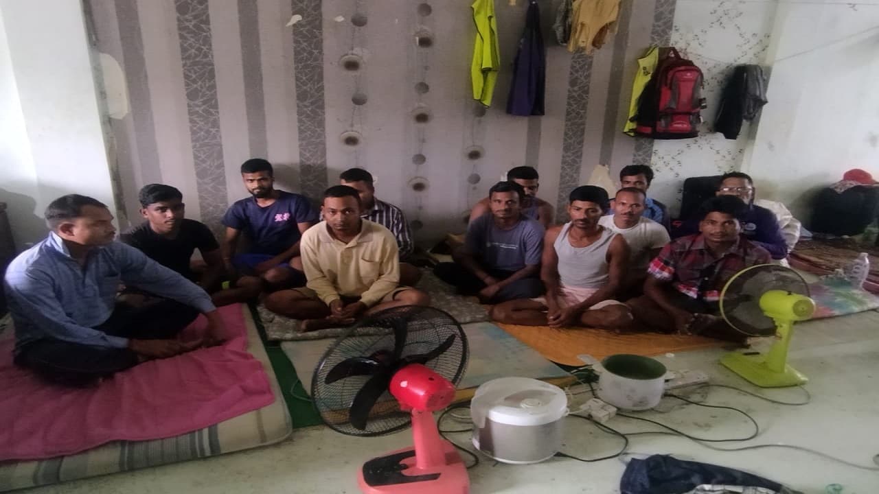 अफ्रीकी देश माली में फंसे 20 मजदूर लौटे भी नहीं कि मलेशिया में फंसे मजदूरों ने लगायी वतन वापसी की गुहार अफ्रीकी देश माली में फंसे 20 मजदूर लौटे भी नहीं कि मलेशिया में फंसे मजदूरों ने लगायी वतन वापसी की गुहार