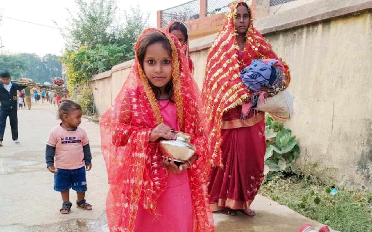 7 साल की मालिनी का हौसला: छठ पूजा करने के लिए रखा 36 घंटे का निर्जला उपवास