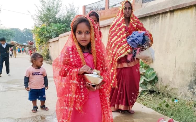 7 साल की मालिनी का हौसला: छठ पूजा करने के लिए रखा 36 घंटे का निर्जला उपवास