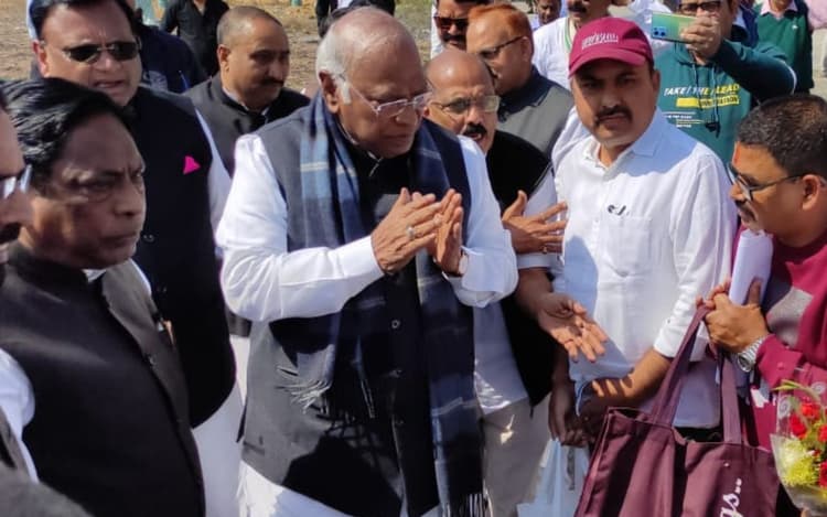 VIDEO: किसी एक व्यक्ति के हाथ में सत्ता व पैसा लोकतंत्र के लिए खतरनाक, भाजपा ने पैदा किये ऐसे हालात- खरगे