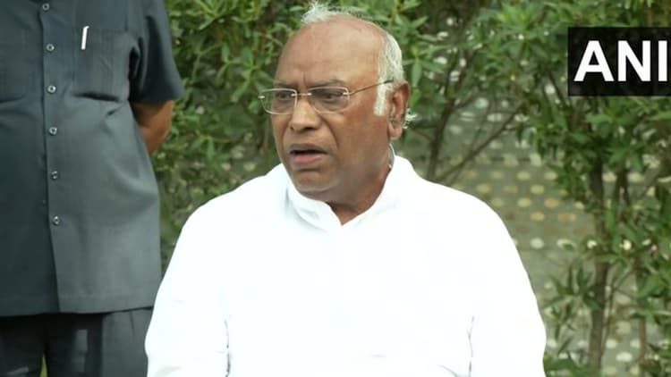Congress President Election: कांग्रेस अध्यक्ष पद की दौड़ में उतरे मल्लिकार्जुन खड़गे, आज भरेंगे नामांकन