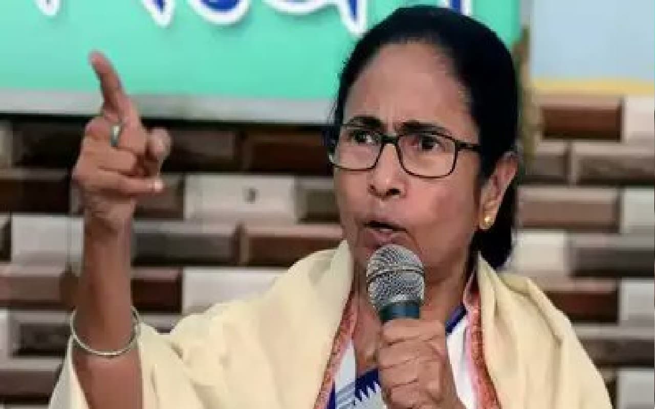 West Bengal: राजनीतिक उद्देश्य से इतिहास को बदलने की हो रही साजिश : ममता बनर्जी West Bengal: राजनीतिक उद्देश्य से इतिहास को बदलने की हो रही साजिश : ममता बनर्जी