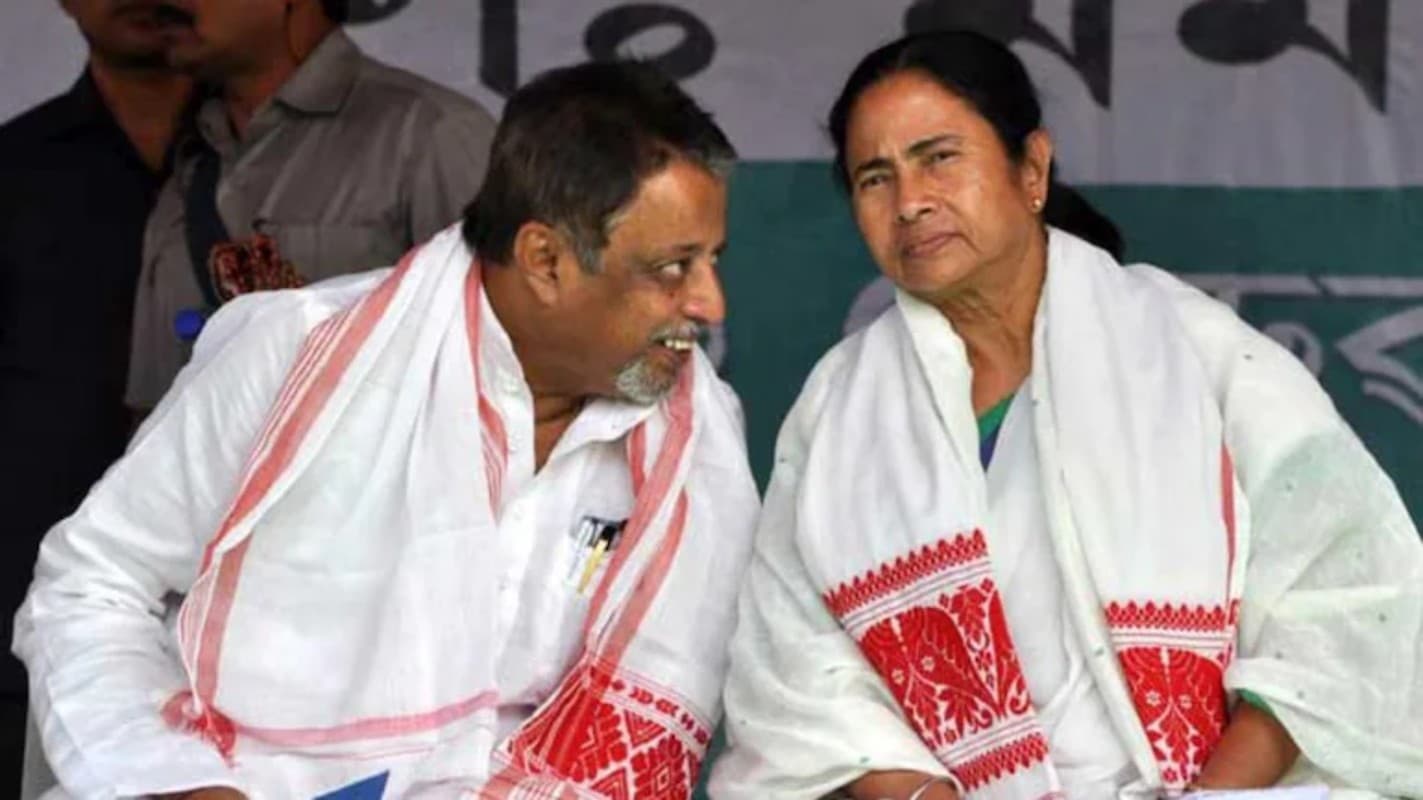 बंद कमरे में ममता बनर्जी के साथ मीटिंग के बाद भाजपा छोड़ तृणमूल में शामिल हुए मुकुल रॉय बंद कमरे में ममता बनर्जी के साथ मीटिंग के बाद भाजपा छोड़ तृणमूल में शामिल हुए मुकुल रॉय