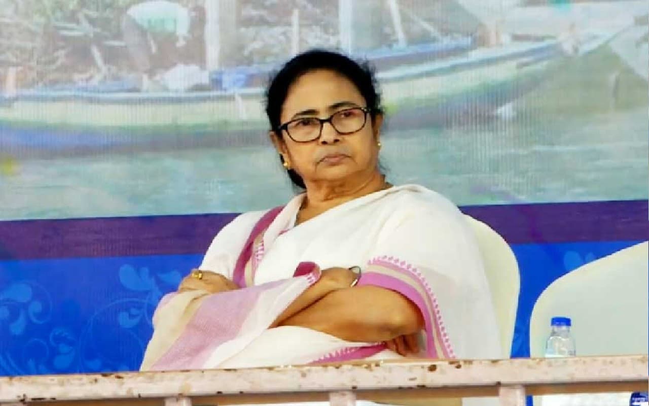 बंगाल : 'आप बैठिए, मैं भी बैठ जाती हूं', बीडीओ से खफा मुख्यमंत्री ने कार्यक्रम को बीच में ही रोक दिया