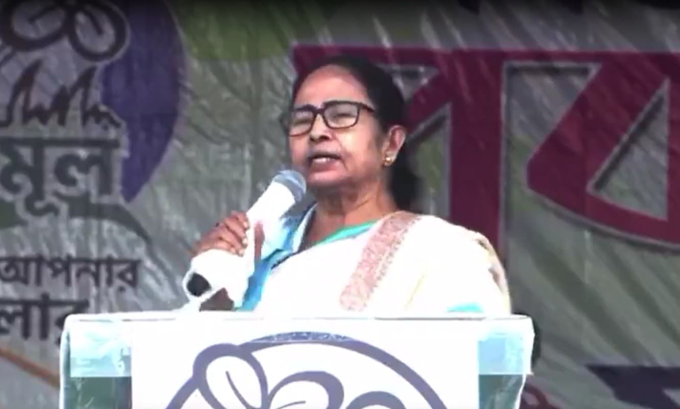 मेदिनीपुर में बोलीं ममता बनर्जी, कोई गलती करूं, तो गाल पर थप्पड़ मारना, लेकिन मुंह मत फेरना मेदिनीपुर में बोलीं ममता बनर्जी, कोई गलती करूं, तो गाल पर थप्पड़ मारना, लेकिन मुंह मत फेरना