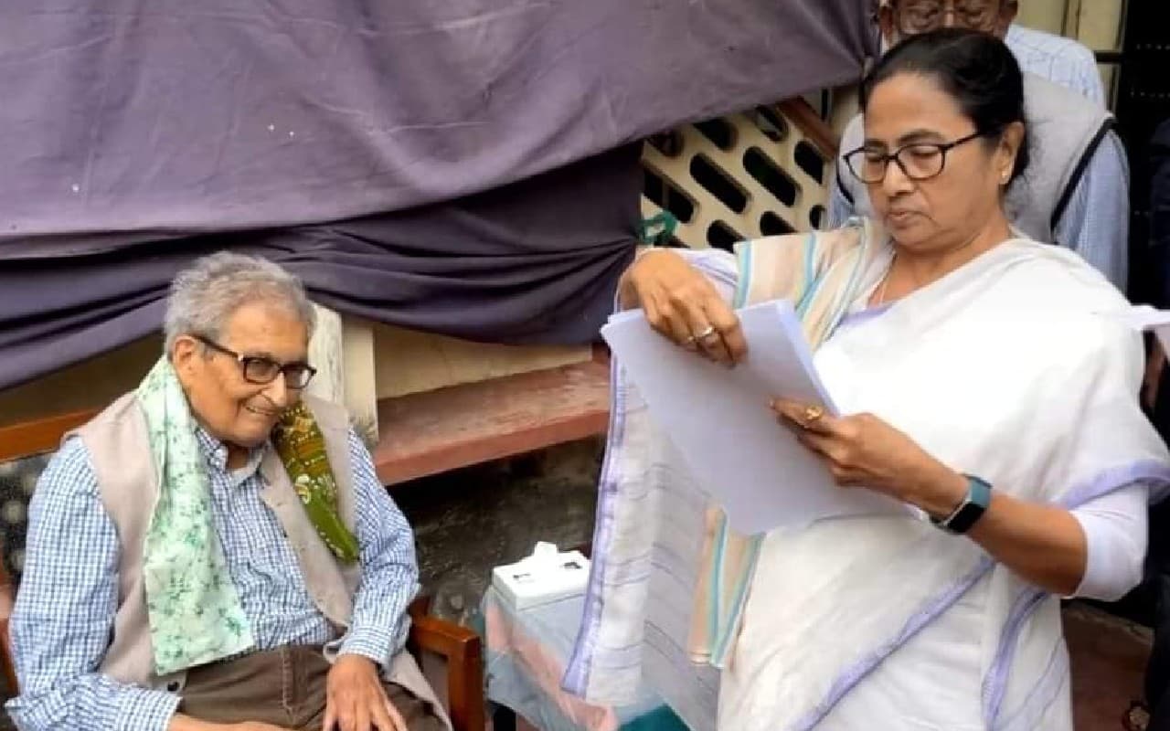 ममता बनर्जी ने अमर्त्य सेन को सौंपे जमीन के दस्तावेज, कहा - नोबेल विजेता का अपमान बर्दाश्त नहीं