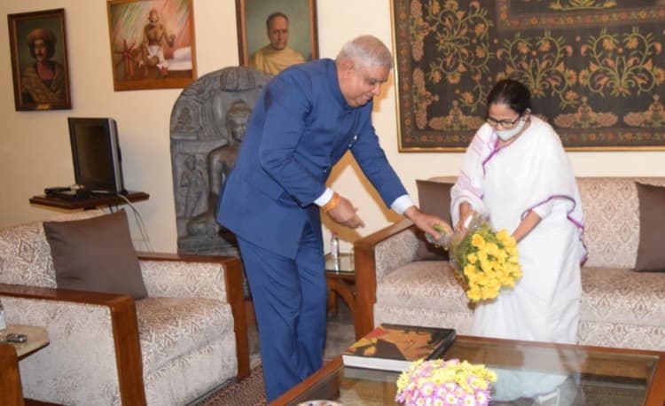 320 दिन बाद जगदीप धनखड़ और ममता बनर्जी की राजभवन में मुलाकात, क्या हुई बात?