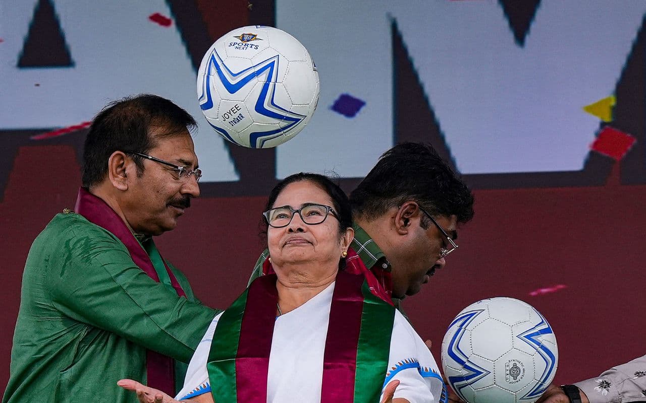 ISL जीतने पर मोहनबागान को ममता बनर्जी ने दिये 50 लाख, कहा- बंगाल ने देश को रास्ता दिखाया है, आगे भी दिखायेगा