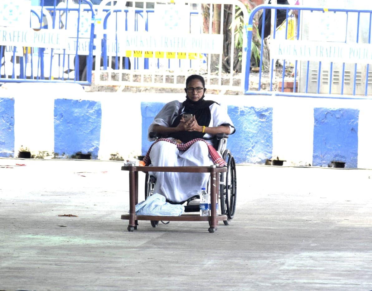 Bengal Election 2021: ममता को धरना की अनुमति नहीं, गांधी मूर्ति पर अकेले बैंठी सीएम, परमिशन पर सेना ने कही ये बात