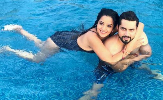 मोनालिसा ने शेयर की पति विक्रांत संग स्विमिंग पूल में मस्ती की हॉट तस्वीरें