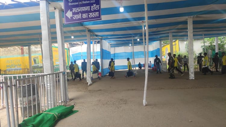 Mandar Bypoll Result: कांग्रेस प्रत्याशी शिल्पी नेहा तिर्की की बढ़त बरकरार, जानें अब तक का रिजल्ट