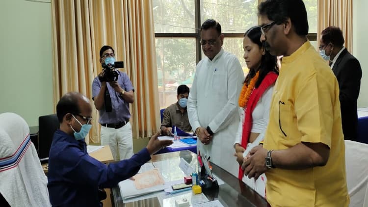 मांडर विधानसभा उपचुनाव : महागठबंधन प्रत्याशी व बंधु तिर्की की पुत्री शिल्पी नेहा तिर्की ने किया नामांकन