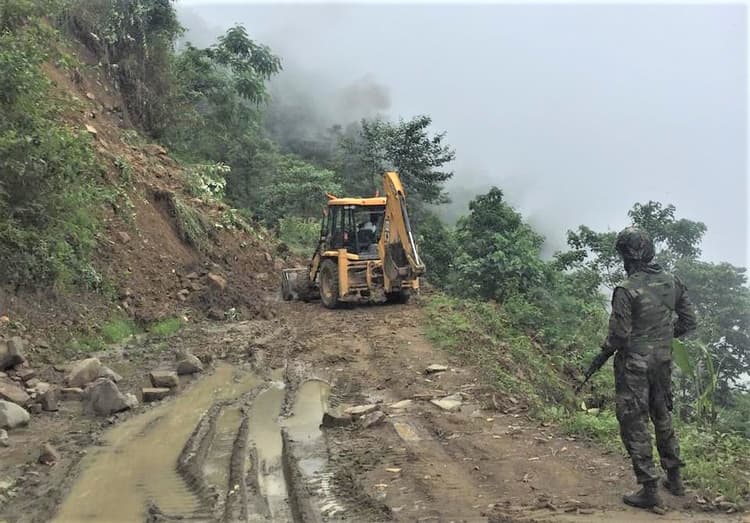 Manipur Attack: मणिपुर में सुरक्षाबलों पर आंतकी हमला, तीन जवान शहीद, चार की हालत गंभीर