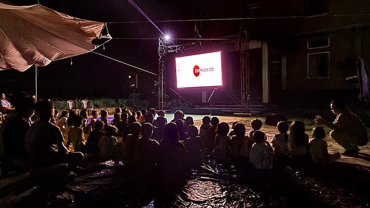 मणिपुर में दो दशक बाद दिखाई गई हिंदी फिल्म, स्वतंत्रता दिवस समारोहों का उत्साह रहा फीका, सड़कें सुनसान