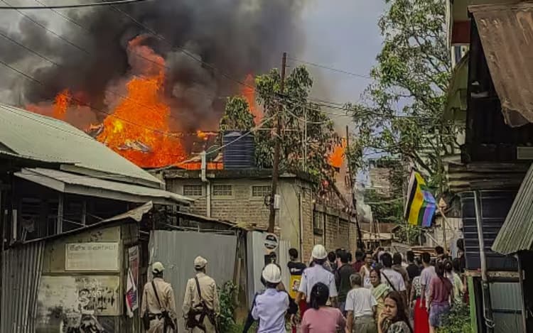 Manipur Violence: हथियार के साथ आमने-सामने हुए दो गुट, सुरक्षाबलों ने टाली हिंसा