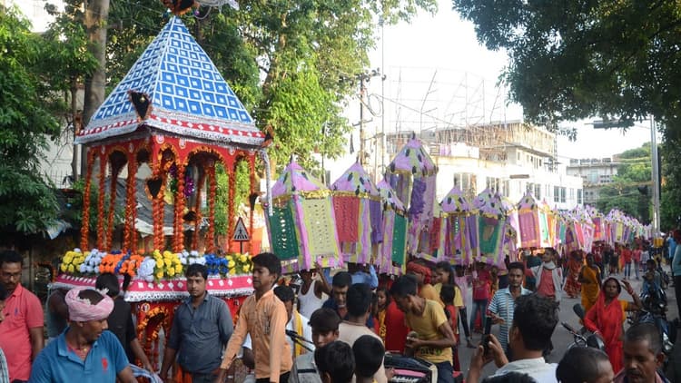 PHOTOS: पति को जिंदा कराने मंजूषा से मृत्युलोक पहुंचीं सती बिहुला, भागलपुर में मंजूषा विसर्जन का देखें दृश्य..