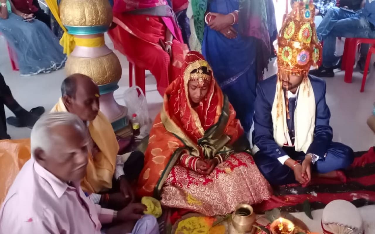Jharkhand News: рд╣рдЬрд╛рд░реАрдмрд╛рдЧ рдореЗрдВ рд╢рд╛рджреА рдХреА рдЦреБрд╢рд┐рдпрд╛рдВ рдЧрдо рдореЗрдВ рдмрджрд▓реАрдВ, рд╡рд┐рд╡рд╛рд╣ рдХреЗ рджрд┐рди рджреБрд▓реНрд╣рди рдХреА рдорд╛рдВ рдХреА рдореМрдд рд╕реЗ рдкрд╕рд░рд╛ рдорд╛рддрдо