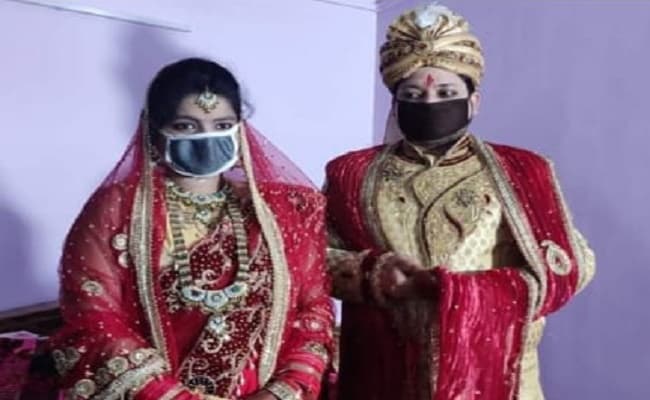 लॉकडाउन में अनोखी शादी, मास्क लगाकर दूल्हा-दुल्हन ने थामा एक दूजे का हाथ लॉकडाउन में अनोखी शादी, मास्क लगाकर दूल्हा-दुल्हन ने थामा एक दूजे का हाथ