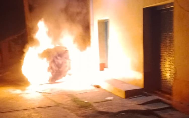 Dumka News: दुमका के मसलिया में मकान के बाहर खड़ी मारुति स्विफ्ट कार जलकर खाक