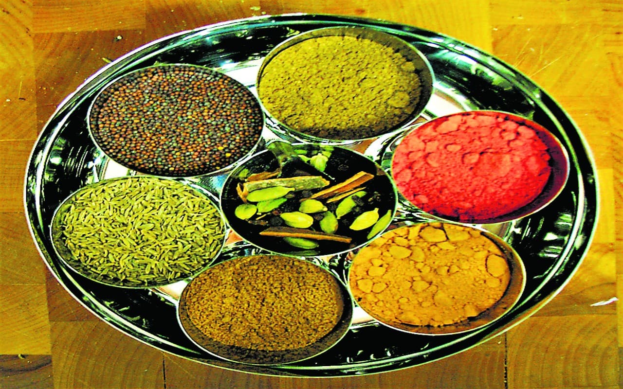 अब घरों में नहीं तैयार किये जाते हैं मसालों के जायके, जानें क्यों