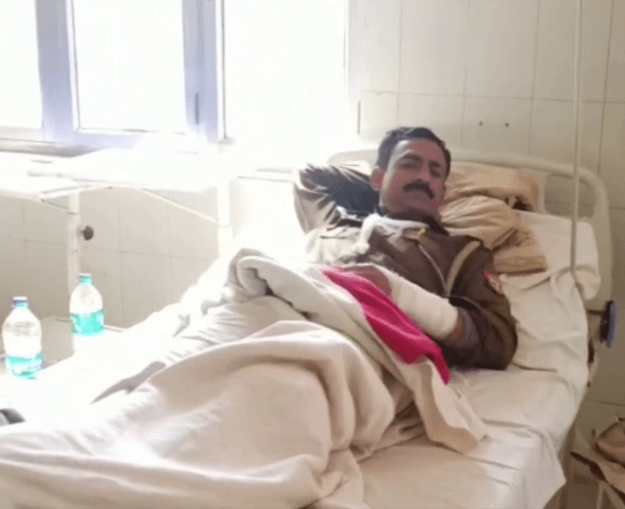 Mathura Crime: छेड़खानी की शिकायत पर पहुंची पुलिस टीम पर हमला, तीन घायल, एक आरोपी मुठभेड़ में गिरफ्तार...