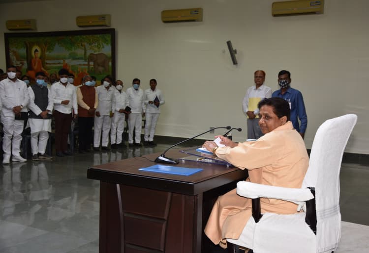 मायावती बोलीं- धार्मिक विवादों को छूट दे रही BJP सरकार, बसपा ऑफिस से हटाई गईं अंबेडकर-कांशीराम की मूर्तियां