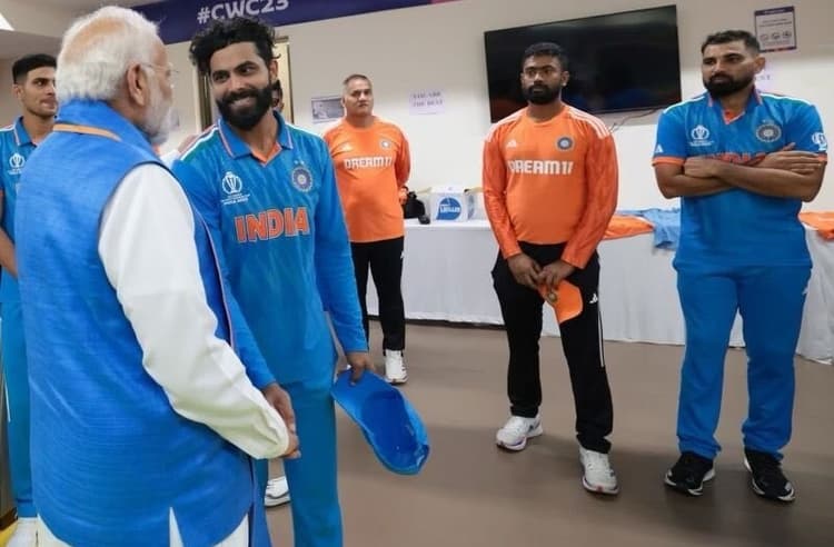 देश आपको देख रहा...टीम इंडिया के ड्रेसिंग रूम पहुंचे पीएम मोदी, भारतीय खिलाड़ियों को दिया खास न्योता