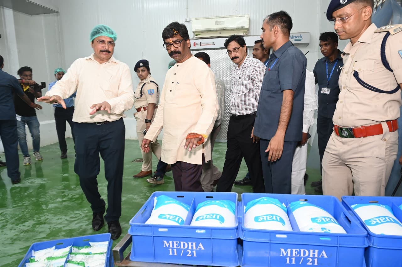 पलामू में बोले सीएम हेमंत सोरेन : किसानों-पशुपालकों को आत्मनिर्भर बनाएंगे, किया मेधा डेयरी प्लांट का उदघाटन