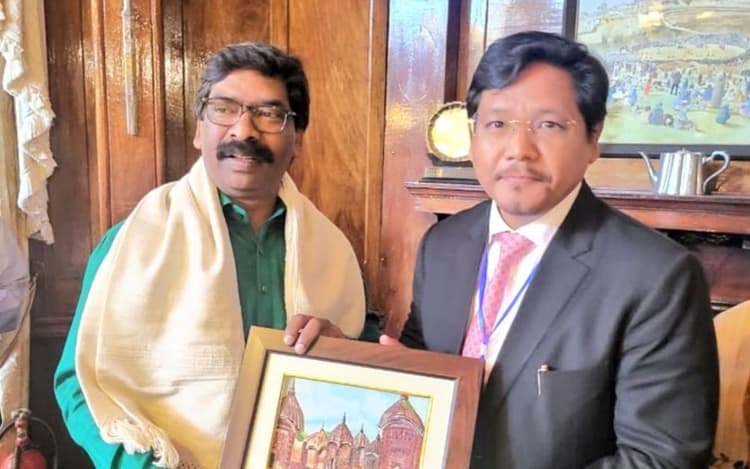 PHOTO: मेघालय में नये सीएम कोनराड संगमा के शपथ ग्रहण समारोह में शामिल हुए झारखंड के CM हेमंत सोरेन