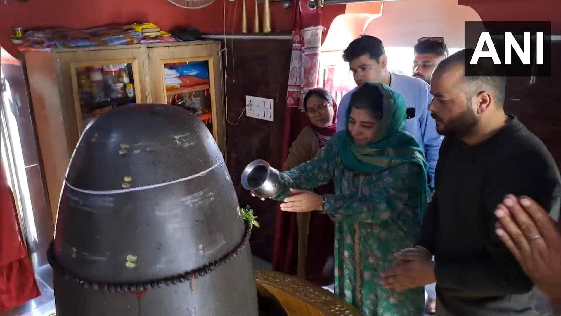 महबूबा मुफ्ती के शिव मंदिर में जलाभिषेक पर बवाल, बीजेपी ने बताया नौटंकी, मुस्लिम धर्मगुरुओं ने किया विरोध